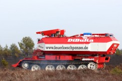 Der Feuerlöschpanzer der DiBuKa GmbH überwacht den Feuereinsatz auf den munitionsbelasteten Heideflächen.
